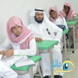 مدير التعليم يستجيب لطالب استوقفه ويجلس بمقعده إعجاباً بمشاركته