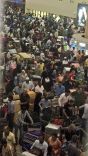 بالفيديو والصور: تكدس المسافرين بمطار الملك خالد.. والإدارة تعتذر وتحمل شركات الطيران المسؤولية