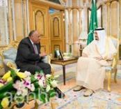 بالصور.. خادم الحرمين يستقبل وزير الخارجية المصري