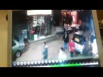 بالفيديو: سيارة في شارع ضيق وتدهس 5 فتيات وشاباً بطريقة وحشية