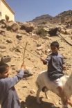 ( مقطع فيديو ) لطفلين يمثلان القتال بالسيوف