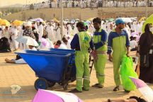 بالصور : تخصيص 1000 عامل لرفع 15 طناً من النفايات من عرفات