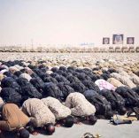 صورة لجنود رعد الشمال وهم يؤدون الصلاة بميدان التدريب