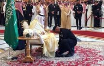 صوره “الفغم” وهو يربط حذاء الملك تلفت الأنظار