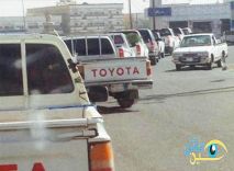 طاوبير أمام الصرافات الآلية للتأكد من “صرف الراتبين”