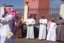 بالفيديو.. رجال أعمال غاضبون يجتمعون أمام مكتب وزارة العمل