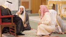 صورة عفوية ل خادم الحرمين الشريفين الملك سلمان مع المشايخ و العلماء بالديوان الملكي”..تثير إعجاب المغردين