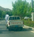 متهور يخرج جسمه أثناء قيادة مركبته بالشارع