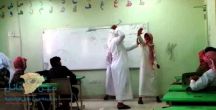 طالب بعمر الـــ  14 عاماً يضرب قائد مدرسة ويكسر أسنانه ويشج فمه بحائل!