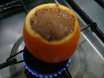 بالصور… أحدث صيحة لعشاق القهوة.. بإستخدام قشر البرتقال كوعاء لإعدادها