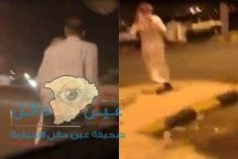 بالفيديو … مجموعة من الشباب يشهرون السلاح على سائق..