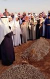 صور مؤثرة للشيخ العودة من أمام قبر زوجته وإبنه في شقراء