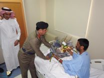 مدير الدفاع المدني بحائل زار الوكيل رقيب غازي بدر الشمري أحد منسوبي الدفاع المدني بالمنطقة للاطمئنان على صحته على إثر عارض صحي ألم به .