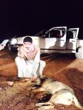 فواز بن حمد المخيدش يقتل ذئب منتزه مشار بحائل