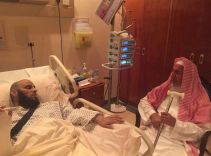 مفتي المملكة يزور الشيخ عائض القرني