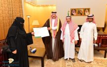 أمير منطقة حائل يكرم الممرضة السعودية التي أنقذت مصابي حادث مروري