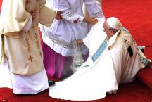 بالصور سقوط بابا الفاتيكان أثناء أداء أحد الطقوس ببولندا