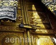 باب الكعبة المشرفة …. يزن 300 كلغ من الذهب الخالص