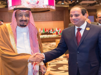 الملك سلمان والرئيس عبدالفتاح السيسي يلتقيان بالقمة العربية ويخرجان معاً