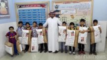 بالصورة.. معلم يهدي طلابه ( مخدات ) وسائد نوم احتفالاً بانتهاء العام الدراسي وتفوقهم