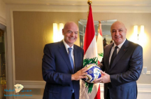 الرئيس اللبناني … يمنح رئيس “فيفا” الجنسية اللبنانية