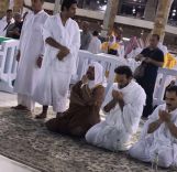 بالفيديو: نائب أمير مكة يؤدي مناسك العمرة دون حراسات أمنية