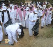بالفيديو “منصور بن مقرن” يتقدَّم الجميع في حملة “النظافة دين وخُلق” بالسودة