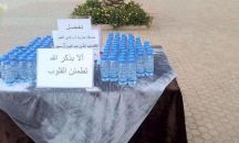 زجاجات مياه على طاولة بالطريق صدقةً عن الملك عبدالله