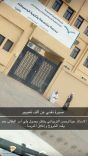 معلم بحائل ينتظر مع طالب حتى حضور ولي أمره