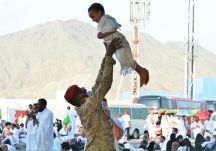 صورة … رجل أمن يداعب طفلاً من ضيوف الرحمن تثير إعجاب «المغردين»