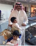 شاهد: الأمير “محمد بن فهد” وهو يدفع اثنين من أبنائه في عربة تسوق