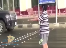 ضبط الحدث الذي ظهر في مقطع فيديو يتراقص أمام إشارة للمرور