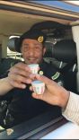 شباب حائل يقدمون ” القهوة والشاي ” لرجال الامن في الميدان