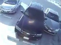 سائق غشيم .. يحاول الخروج بسيارته من الموقف تنتهي بتحطم السيارة
