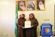 مدير الهلال الأحمر السعودي بحائل يكرم الأستاذ خالد الصعيدي والأستاذة ابتسام الراجحي لتقديمهما دورة في ( الريادة والإبتكار في المبادرات التطوعية )و ورشة عمل ( نحو مليون متطوع )