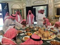 بالصور: بعيدا عن الهياط … وليمة للشيخ الشثري لعدد من العلماء ورجال الأعمال تنال استسحان المغردين