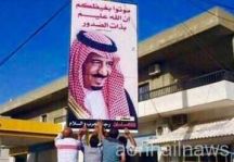 مدينة لبنانية ترفع لافتة كبيرة كتب عليها: “الملك سلمان.. رجل الحرب والسلام” – صور