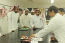 الاستاذ / فراج غضيان الطوالة معلم مادة الأحياء في ثانوية نجد يقدم درساً نموذجياً