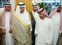 الأمير سعود بن عبدالمحسن يكرم الشاب فهد بن سعد الشمري الذي تبرع بكليته لوجه الله