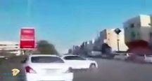 بالفيديو …قائد سيارة يتسبب في حادث لثلاث سيارات على أحد طرق المملكة