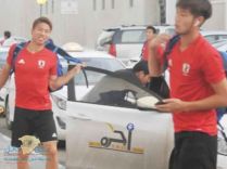 نقل فريق منتخب اليابان إلى ملعب التدريب بسيارات ليموزين