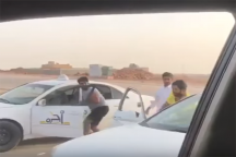 شاهد: مواطن يوثق مضاربة بين شباب سعوديون وعندما توقف بسيارته كانت المفاجأة !