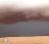 فيديو يُوثق منظراً بديعاً لسحابة عملاقة في سماء نجد
