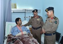 يزور العريف/عبدالرحمن كداء الشمري بمستشفى الملك خالد  للاطمئنان على صحته