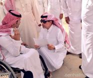 صورة عزام التعليم يجثو على ركبتيه ويستمع لطالب من ذوي الاحتياجات تنال إعجاب المغردين