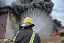 مدني حائل يخمد حريق اندلع بمعمل للنجارة بالمنطقة الصناعية شرق مدينة حائل