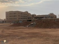 المُجمع التعليمي للبنات بحي الملك عبد الله يُعاني تكدس النفايات ومخلفات البناء في مواقف السيارات..