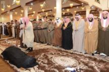 أمير حائل يؤدي صلاة الميت على شهيد الواجب الرقيب عبيد الشمري