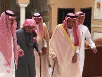 بالصور: الملك سلمان يزور الشيخ الشثري في منزله لتعزيته والإطمئنان عليه