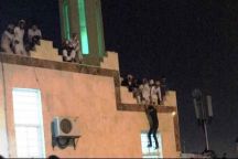 صورة قوبلت باستياء لـ احتشاد جماهير عبادي الجوهر فوق أحد المساجد لمشاهدة حفلته في أبها